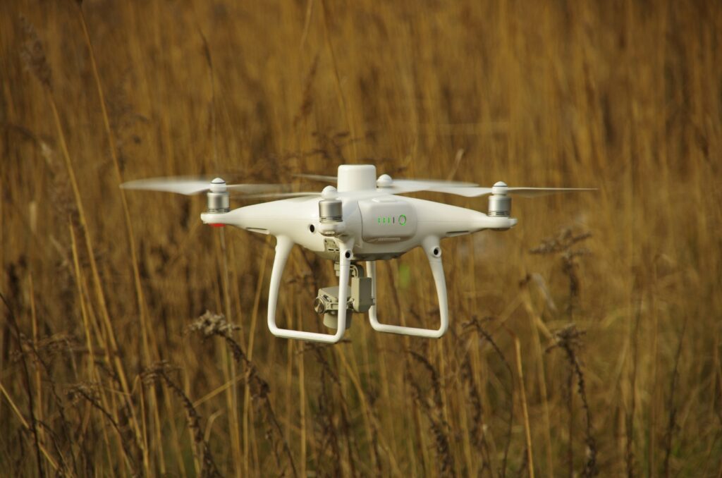 Dron w powietrzu na tle jesiennej roślinności