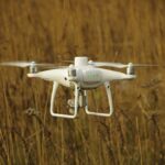 Dron w powietrzu na tle jesiennej roślinności