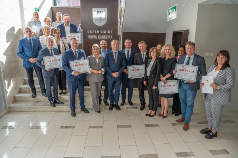 Wręczenie dotacji na modernizację dróg dojazdowych do pól uprawnych w Urzędzie Gminy Nowa Karczma