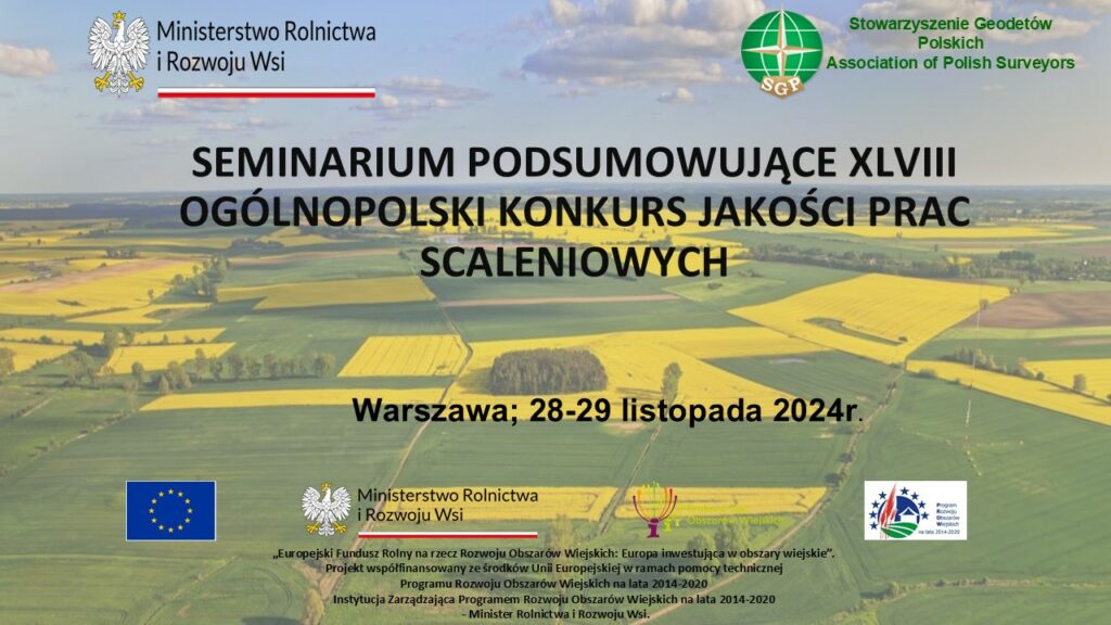 Baner informacyjny XLVIII Konkursu Jakości Prac Scaleniowych na tle krajobrazu pól uprawnych. Na dole rząd czerwonych kwiatów w wazonach.